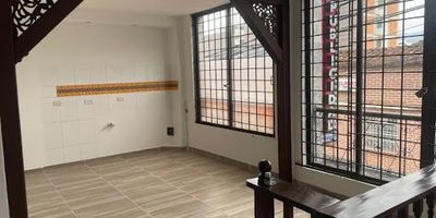 Excelente casa comercial disponible para la renta en el centro de la ciudad de Pereira, cuenta con 120 mts2, en el primer piso cuenta con sala, 1 baño, 2 oficinas, 1 bodega, en el segundo piso cuenta con terraza, baño y 2 oficinas. Se renta el 2do y 3er piso. Para mayor información comunícate  con nosotros... Castellón Inmobiliaria. 