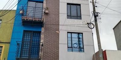 Apartamento ubicado en piso cuarto, en el barrio Lucerna Kennedy.  Consta de tres habitaciones, sala comedor, cocina, baño, área de lavado y balcón.  Esta muy cerca del Hospital de Kennedy, junto a colegios, gimnasio, estación del metro, paraderos del sitp, cerca a la avenida primero de mayo y calle 40 sur.