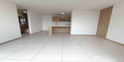 Codigo 29287. Apartamento en arriendo ubicado en Itagui sector SuramericaCaracterísticas:• 2 habitaciones (principal con vestier, clóset y baño privado) • 2 baños • Salón–comedor • Zona de ropas • Balcón • Cocina abierta integral • Parqueadero sencillo • Cuarto útil • Red de gas • Servicios públicos Descripción:Arrienda este acogedor apartamento ubicado dentro de la reconocida ciudadela Suramérica, un sector residencial rodeado de naturaleza, excelente movilidad y múltiples servicios. Su distribución funcional y ambiente tranquilo lo convierten en una opción ideal para parejas, familias pequeñas o profesionales que busquen calidad de vida.La zona social se integra con un balcón que aporta luz y ventilación, mientras que la cocina abierta tipo integral cuenta con cubierta a gas, campana y mesón en Quarztone, ofreciendo un espacio moderno y práctico. La habitación principal dispone de vestier, clóset y baño privado, y la habitación auxiliar cuenta con clóset y piso en cerámica.Además, el apartamento incluye parqueadero sencillo y cuarto útil, dos elementos muy valorados en el mercado de arriendos en Itagüí.Entorno:– A minutos del Mall Suramérica y el Mall Olivo – Cerca del Colegio Salvatorianos – Fácil acceso a transporte público y vías principales – Zona con alta valorización y excelente infraestructuraZonas comunes:Portería 24 horas, parque infantil, cancha, gimnasio, salón social, piscina para adultos, piscina para niños, sauna, turco, zonas verdes, zona de mascotas, parqueadero de visitantes y kiosko. 2 ascensores por torre.Nota:Canon: $2.300.000 Mascotas: Sí se permiten