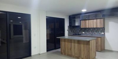 Bemsa propiedad raíz arrienda hermosa casa de tres niveles en Rionegro, sector San Antonio de Pereira, cuenta con tres alcobas, dos de estas se encuentran en el segundo nivel, una tiene baño completo y en el tercero se encuentra la alcoba principal con baño completo, Vestier y balcón. Cuenta con tres baños completos y uno social. Parqueadero cubierto, cocina integral, patio, sector tranquilo, muy cerca al parque principal, facilidad de transporte. Cerca a mall comercial, supermercados, iglesias y colegios.