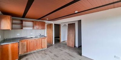 Inmueble ubicado en la vereda san Luis, Rionegro. Casa en excelentes condiciones, amplios espacios y agradable iluminación. Cuenta con 3 alcobas,  baño compartido, salón comedor, cocina semi-integral en excelentes condiciones, zona de ropas y patio. Se encuentra ubicado en una zona residencial tranquila y agradable. cerca de supermercados, está a cinco minutos de la vía principal donde pasan buses cada 30 minutos