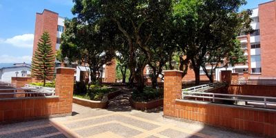 Arriendo Apartamento en Calasanz de 85 metros aproximadamente con parqueadero doble lineal privado, el apartamento cuenta con 3 habitaciones con closet, 2 baños, sala, comedor, cocina integral, balcón y zona de ropas, la Unidad residencial cuenta con portería 24 horas, piscina, turco, salón social, juegos infantiles, canchas, parque y zonas verdes. esta ubicado cerca al centro de salud de Santa Rosa de Lima y al refugio Santa Ana. Más información Palmanova Inmobiliaria.