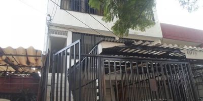 En un tranquilo vecindario de la ciudad, se encuentra este acogedor apartamento en arriendo. Con 2 habitaciones, 1 baño y 50 metros cuadrados, este espacio ofrece comodidad y funcionalidad. El piso en cerámica brinda un aspecto moderno y fácil de mantener, mientras que la cocina tradicional es ideal para preparar deliciosas comidas. La sala-comedor es perfecta para disfrutar de momentos en familia o con amigos. Por tan solo $700,000, este lugar puede ser tu nuevo hogar. Para más información, contacta a Efrain Rodriguez Giraldo al número 3148944131. ¡No dejes pasar esta oportunidad!