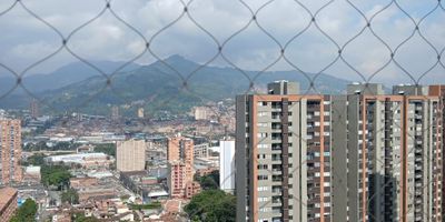 Cocina Integral, Red De Gas, Balcón, Zona Ropas, Ascensor, Juegos, Portería, Piscina, Salón Social, Sauna, Zonas Verdes, Gimnasio, Alcobas2, Baños2, Closets2, Parqueadero Cubierto1, Tipo De Piso Cerámica, Horas Portería24 HORAS Parqueadero De Visitantes, Placa Polideportiva, Shut De Basuras, Calentador A Gas, Piso Número 16