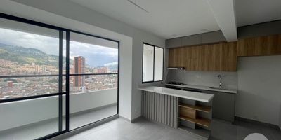 Se arrienda moderno apartaestudio de 47 m² ubicado en la Urbanización AKI Apartamentos, en el sector Fabricato de Bello, a tan solo una cuadra del Centro Comercial Plaza Fabricato, una de las zonas de mayor desarrollo y valorización del municipio. El apartamento cuenta con 1 habitación con clóset, 2 baños (social y cabinado), cocina integral con red de gas, sala, zona de ropas, balcón y piso en cerámica. Además, incluye parqueadero cubierto, lo que brinda mayor comodidad y seguridad.El sector ofrece excelentes vías de acceso, especialmente por la carrera 52, y cuenta con múltiples opciones de transporte público, así como cercanía a supermercados, parques y zonas comerciales, ideal para quienes buscan una ubicación estratégica y un entorno residencial tranquilo.La unidad residencial ofrece completas zonas comunes, entre ellas: ascensor, piscina, salón social, gimnasio, juegos infantiles, zona deportiva, parqueadero de visitantes, portería 24 horas, shut de basuras, zonas verdes y vista 