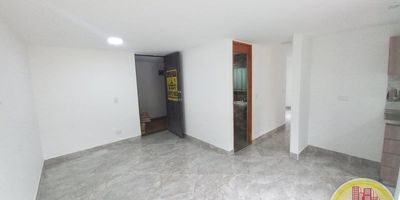 Codigo: 10616. 4° Piso en edificacion de 21 pisos. Acceso al inmueble: Directo a la via, sendero peatonal y ascensor. Alcobas con puertas, baño cabinado, cubierta y extractor. Cuenta con cuarto útil. Administración de la copropiedad incluida. Máximo 5 personas.