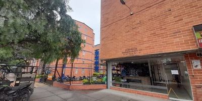 Se arrienda apartamento ubicado en segundo piso de 37 mts de dos habitaciones con closet, un baño, sala comedor, cocina integral a gas con zona de lavandería, piso en cerámica, NO tiene parqueadero.