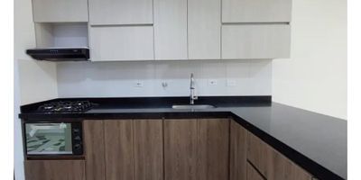 Para mayor información escribanos vía WhatsApp y uno de nuestros agentes inmobiliarios te atenderá.
Este edificio de 11 pisos de altura, esta ubicado en Boston, muy cerca al parque principal, Tienda D1, establecimientos de comercio y servicios a la mano.
Este edificio de construcción tradicional, tiene acabados modernos, 1 ascensor, red de gas, y parqueaderos disponibles de carro y moto.
Apartamento: Área de 102,40 m2, con 3 habitaciones, 2 baños, cocina integral, zona de ropas, sala, comedor y balcón.
