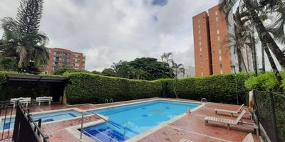 En Quintas de Don Simón, sur de Cali. Alquilamos espectacular apartamento en tercer piso sin ascensor, amplio, iluminado y con excelente distribución. Cuenta con sala-comedor con ventanal y vista externa, cocina tradicional, habitación de servicio, tres habitaciones con closet, habitación principal con baño privado y vista al parque, baño social, zona de oficios y parqueadero propio cubierto. El conjunto ofrece parqueadero para visitantes, zonas verdes, piscinas, salón social y seguridad 24/7. Ubicado estratégicamente cerca de vías principales, centros comerciales, supermercados y universidades, agenda tu visita ya y asegura tu nuevo hogar en una de las mejores zonas del sur de Cali. Precio incluye la administración.