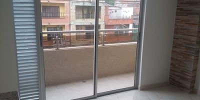 Espacios iluminados, independencia y acabados modernos: Apartaestudio en el sector centro de la moda Itagui, 35 m2, habitacion con closet, baño cabinado, sala comedor, balcon, cocina integral, zona de ropas. Excelente ubicacion, facilidad de transporte pùblico, supermercados, parque de itagui.