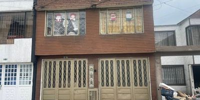 Apartamento remodelado dúplex, barrio La Ponderosa. Primer piso de la casa con espacios amplios, una parte Area 120 m2. Consta de sala comedor, 3 alcobas todas con closet nuevos, dos baños completos recién remodelados, duchas eléctricas, cocina integral con estufa a gas, zona de ropas, patio amplio, servicios independientes, amplia zona de parqueadero cubierto, se arrienda SIN MASCOTAS, máximo 4 personas. Buenas vías de acceso, SITP, cerca zona comercial, parques.  Agende su cita y conozca este bonito apartamento. Agende su cita y conozca este bonito apartamento. 