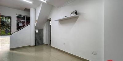 Casa en arriendo primer piso ubicada en La Aguacatala, cuenta con buenos acabados, consta de cocina, baños, espacio de parqueo, se encuentra en zona residencial y comercial, sobre Avenida Poblado, al lado de Avillas, diagonal al centro comercial Santa Fe, está cerca a vías principales Avenida Poblado y Avenida las Vegas, además cuenta con buena ruta de transporte público. 