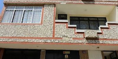 Código 995-2474, Casa en Venta, Barrio Comuneros, Área 300 mts, 5 habitaciones, 4 baños, Sala y comedor, Cocina integral,Zona de ropas, Ubicacion cerca universidad UIS , Hospital Universitario ,Agenda tu Cita sin costo, Estudio fácil, Respuesta en 24 horas.