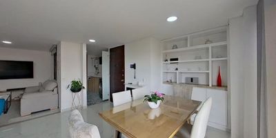 Para mayor información escribanos vía WhatsApp y uno de nuestros agentes inmobiliarios te atenderá.
Apartamento en venta de 87m2, con vista exterior,  acceso por ascensor, parqueadero propio cubierto 
Consta de 2 habitaciones, 2 baños, sala comedor, cocina integral y zona de lavandería.
Tiene piso en porcelanato en habitaciones y zona social y cerámico en baños y cocina.
La torre cuenta con puerta de seguridad.
Cerca del centro comercial Unicentro; cerca a almacenes de cadena como Tiendas D1; cerca a colegio Institución Educativa Fatima Nutibara; cerca a la universidad Pontificia Bolivariana; cerca a líneas integradas del metro
