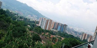 Apartaestudio de 62 m ubicado en la Loma del Escobero, con una habitación con baño privado con cabina en vidrio, mueble de baño y vestier sala-comedor, cocina integral con red de gas y calentador, amplio balcón, zona de ropas independiente con lavadero, baño social también con cabina en vidrio y mueble, parqueadero cubierto, malla para gatos instalada y restricción para mascotas grandes situado en Biocity, una unidad cerrada de alto nivel que ofrece vigilancia y portería 24 h, lobby principal en doble altura y lobbies por torre, piscinas para adultos y niños, piscina cubierta semi-olímpica de 4 carriles, gimnasio totalmente dotado, sauna, turco, terraza de jacuzzis, salón social, club de cocina, salón de videojuegos y juegos de mesa, cancha de squash, dos canchas en grama sintética, zonas de juegos infantiles, huerta, playground, golfito y zona para mascotas, todo en un entorno moderno y lleno de comodidades únicas.