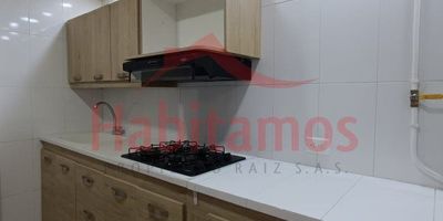 Casa de ensueño en el exclusivo barrio El Dorado
Casa de 65 m² ubicado en el prestigioso sector Dorado de Envigado. Disfruta de la comodidad de un primer piso con piso en cerámica y un práctico closet.
Sumérgete en la elegancia de la cocina y una amplia sala-comedor, perfectas para disfrutar de momentos en familia o con amigos. Además, cuenta con un práctico calentador y una cómoda zona de ropas.
¿Buscas facilidad de movilidad? Esta casa tiene transporte público a tu alcance, permitiéndote moverte con total libertad por la ciudad.
¡No dejes pasar esta oportunidad de vivir en un espacio moderno, funcional y bien ubicado! Contacta ahora y haz de este apartamento tu nuevo hogar.