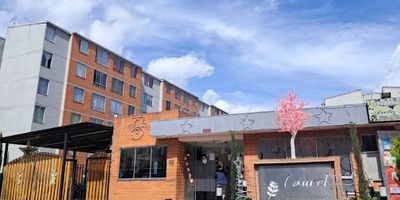 Se arrienda apartamento de 45 mts de tres habitaciones sin closet, un baño, sala comedor, cocina sencilla sin estufa, patio con zona de lavandería, pisos en cerámica, NO tiene parqueadero, el Conjunto cuenta con gimnasio, cuatro salones sociales, parque infantil, cancha, bicicletero. 