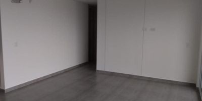 Excelente apartamento, cuenta con tres alcobas ; alcoba principal con baño y vestier ,estudio, baño Social, baño familiar , cocina integral abierta ,área de labores independiente ,balcón , dos garajes lineales,un cuarto Útil. Edificio cuenta con: Piscina adultos y niños, Cancha multiple ,Cancha squash ,Salón Social , planta electrica cobertura Total. Excelente ubicación a lado de clínica portoazul , vista al rio , cerca a supermercados y centros comerciales.