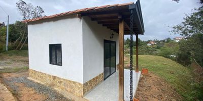 Apartaloft en ARRIENDO de 1 habitación, 1 baño completo, cocina integral, zona de ropas. Dentro de parcelación. INCLUYE SERVICIOS PÚBLICOS.
