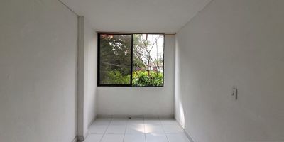 ¡Descubre el oasis urbano perfecto en Itagüí! Nuestro acogedor apartamento en el barrio Samaria, cerca al Hospital del Sur, te espera con todo lo que necesitas para vivir cómodamente.
Con 60 m² de espacios amplios y bien distribuidos, este hogar cuenta con 3 cómodas alcobas, 2 prácticos closets y una sencilla pero funcional cocina. Disfruta de una acogedora sala-comedor y una cómoda zona de ropas.
Ubicado en el piso 3, este apartamento te brindará la tranquilidad que buscas, a solo minutos de los principales servicios y centros comerciales de la zona. 
¿Estás listo para vivir en tu nuevo refugio en el corazón de Itagüí? ¡No dejes pasar esta oportunidad y agenda una visita hoy mismo!