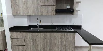 Para mayor información escribanos vía WhatsApp y uno de nuestros agentes inmobiliarios te atenderá.
Apartamento en venta de 72m2, con vista exterior, ubicado en un 5to piso, acceso por escaleras.
Consta de 2 habitaciones, principal con baño y closet, sala comedor, cocina integral, zona de lavandería, parqueadero privado para moto.
Tiene piso porcelanato en todas sus zonas.
