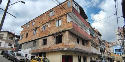 Salon comedor 3 Alcobas 3 Closet 2 Baños cabinados Cocina integral Red de gas Zona de ropas Balcon Piso en ceramica Maximo para 4 personas Solo 1 mascota pequeña Servicios publicos incluidos