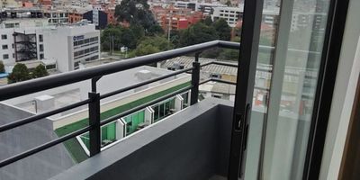 Descubre este acogedor apartamento ubicado en una zona tranquila y de fácil acceso. Con 1 habitación, 1 baño y 1 parqueadero, este espacio de 25 metros cuadrados ofrece comodidad y funcionalidad. Equipado con calentador a gas, garantizando un ambiente cálido en todo momento. Confortable habitación principal, equipada con un closet completo, espacio dedicado para televisión, un mueble bajo con seis cajones y repisa. Para garantizar su privacidad y descanso, cuenta con cortinas y blackout. Con posibilidad de colocar cama si así se requiere, balcón exterior es el lugar perfecto para relajarse y disfrutar de las impresionantes vistas. No pierda la oportunidad de vivir o invertir en este magnífico apartaestudio. Certificación EDGE para incorporar ahorro en energía y agua, jardines con zona de yoga y ejercicios, coworking, sala de reuniones y eventos con terraza propia y cubierta, salón de juegos, zona de lavandería y secadoras para rentar, salón de juntas para 8 personas, sala de cine con b