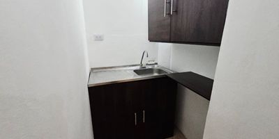 Apartaestudio en arriendo en el sector La Fe, Envigado, con un área de 20 m² ubicado en un primer piso. Ofrece buena iluminación y un estilo tipo loft de un solo ambiente, práctico y funcional, ideal para quienes buscan un espacio cómodo y bien ubicado. Cerca de la Iglesia San José y con fácil acceso a transporte y comercio.
Cuenta con un espacio tipo loft con 1 clóset en madera, cocineta sencilla, 1 baño y una distribución pensada para aprovechar cada metro de manera eficiente.
Perfecto para quienes desean un lugar tranquilo, accesible y funcional para vivir.