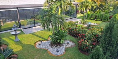 VENTA PERMUTA CASA CAMPESTRE RUITOQUE BAJO COD:1113

 


 AREA LOTE : 2300 M2 .
 600 MTS CONSTRUIDOS .
 6 HABITACIONES CON BAÑO.
 WALK IN CLOSET
 2 BAÑOS AUXILIARES
 SALA COMEDOR GRANDE .
 STUDIO .
 COCINA TIPO ISLA .
 ZONA DE ROPAS 
 PARQUEADERO 


ZONA SOCIAL
▪️SALA DE CINE .
▪️PISCINA .
▪️JACUZZI .
▪️SAUNA .
▪️BAR .
▪️SALÓN GRANDE PARA EVENTOS 
▪️JUEGOS INFANTILES .

ADICIONALES
▪️ARBOLES FRUTALES .
▪️CIRCUITO CERRADO DE CAMARAS DE SEGURIDAD .
▪️PORTON ELECTRICO .
▪️VIDEO CITOFONO .
▪️NO ADMINISTRACION .
▪️PRECIO :  $ 3&#39;150. MILLONES

INFORMES: 3015948700 - 3003681081
