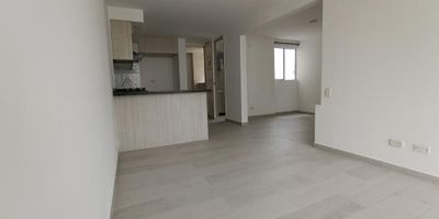 Apartamento en ciudad guabinas con 60 M², consta de sala-comedor, estar de televisión, balcón, estudio, 2 alcobas, una de ellas con closet, alcoba principal con baño y vestier, baño social, cocina integral a gas, zona de ropas con instalación de lavadora, calentador a gas. El conjunto cuenta portería, citófono, planta eléctrica, piscina, zonas verdes, juegos infantiles, parqueadero comunitario.