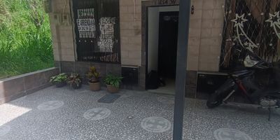 Apartamento ubicado en Buenos Aires cerca de la madre Laura  y al centro comercial la central  con muy buenas rutas de acceso  cuenta con excelentes acabados, primer piso 
Con servicios incluidos 
2 alcobas con closets 
1 baño 
Patio
Cocina semi integral 
Sala comedor
