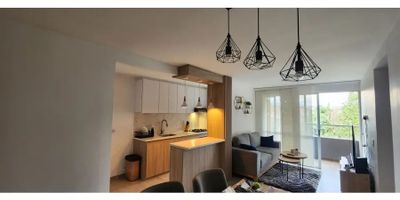 Para mayor información escribanos vía WhatsApp y uno de nuestros agentes inmobiliarios te atenderá.
Apartamento en venta en Guayabal, Medellín.
Consta de 3 habitaciones, la alcoba principal cuenta con baño y vestier, baño social, cocina integral abierta con barra estilo americano, red de gas, zona de ropas, sala comedor, balcón, cuarto útil y parqueadero doble lineal.
La unidad cuenta con ascensor, piscina, sauna, gimnasio, cancha, salón social, zona de mascotas, parqueadero de visitantes y portería 24 horas.
El inmueble se ubica cerca a la Avenida Guayabal, a supermercados, restaurantes y rutas de transporte público.
