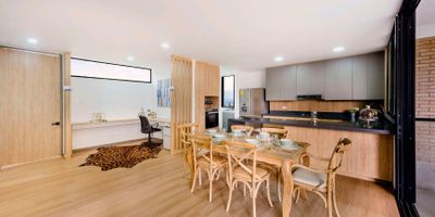 Apartamento en venta, Loma de Las Brujas, Envigado.
¡Estrena apartamento de 116 m² (107 m² privados) en exclusivo proyecto con solo 4 unidades por piso y 2 ascensores por torre!
Distribución premium: 3 amplias alcobas, 4 baños completos, sala-comedor luminosa, cocina abierta moderna, balcones generosos, zona de ropas y excelente iluminación natural. Incluye parqueadero doble lineal + cuarto útil.
Ofrece piscina de adultos y niños, gimnasio, turco y sauna, club house gourmet, coworking, salón de niños, salón de yoga, pet zone, salón de paquetería y zona de bicicletas.
Ubicación privilegiada a pasos del Colegio Cumbres, City Plaza, Iglesia Nuestra Señora de las Lomas y con rápido acceso a la ciudad.
¡Privacidad, diseño y amenidades de lujo en un sector de altísima valorización!
¡Agenda tu visita hoy mismo!
SE ENTREGA SIN AMOBLAR
Nota legal: Las imágenes y diseños son una representación artística y de carácter ilustrativo, por lo que pueden presentar variaciones sin previo aviso.