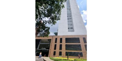 ? Apartamento en Venta – Edificio Ceiba Verde Vivo Itagui 
? Barrio Suramerica | Piso 26 | Área: 100 m²
? Valor de venta: $700.000.000 
? Administración: $512.000 | 

✨ Distribución del apartamento:


 
 3 habitaciones 2 con closeth y 1 con vestier y baño privado
 
 
 1 baño social
 
 
 Cocina semiabierta
 
 
 Zona de ropas independiente
 
 
 Amplio salón comedor
 
 
 Hall de alcobas espacioso
 
 
 Balcon
 
 
 Estudio
 
 
 Pisos en porcelanato y madera laminada 
 
 
 2 Parqueaderos
 
 
 2 Cuarto útiles
 


? Zonas comunes del edificio:


 
 Piscina para adultos y niños
 
 
 Turco, jacuzzi y baños completos
 
 
 Cancha múltiple
 
 
 Parqueadero de Visitantes
 
 
 Shut de basuras y bodega de reciclaje
 
 
 Vigilancia 24 horas con circuito cerrado
 
 
 Portería 
 
 
 Salón social 
 
 
 Gimnasio
 
 
 Solarium
 
 
 Zonas verdes
 
 
 Zona para mascotas
 
 
 Zona para fumadores 
 
 
 Acceso abierto al club Verde Vivo (bosque, piscinas, canchas, etc.)
 


Cercano de Mall Suramerica , Parroquia Beata Teresa de Calculta

? Ubicación estratégica en Suramerica, entre Itagui y la Estrella con excelente conectividad y rodeado de zonas verdes.


? Contáctanos para más información o agendar tu visita.
¡No dejes pasar esta oportunidad de vivir con comodidad y estilo!

 

 

 

 
