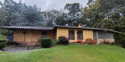 Finca en VENTA de 1 nivel, terraza, 3 habitaciones, 2 baños, cocina abierta, sala comedor, porche, zona de ropas, taller de herramientas, casa rustica, jardines exteriores, bosque nativo, aguas vivas.