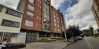 Se vende apartamento de 55 mts de una habitación con closet, dos baños, sala comedor, cocina integral tipo americano con zona de lavandería, piso en cerámica, Cuenta con un garaje. El edificio tiene salon social. veinte parqueaderos de visitantes.
