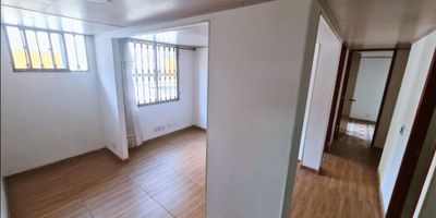 ¡Toma la mejor decisión y estrena vida en Madrid, Cundinamarca! Se arrienda un acogedor y encantador apartamento de 50 m², totalmente reformado y listo para ti. Disfruta de dos alcobas, un baño, zona de lavandería y hermosos pisos en cerámica y mármol, además de calentador y ventanas dobles para tu confort. Tu mascota es bienvenida en este hogar que incluye garaje propio. El conjunto lo tiene todo: BBQ, cancha de fútbol, zonas verdes y vigilancia 24/7, con transporte público a la mano. ¡Comodidad, diversión y seguridad en un solo lugar! Contáctanos y anímate a vivir como mereces. CÓD: 690-6440
