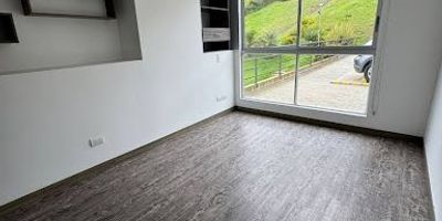 DIVISA INMOBILIARIA matricula inmobiliaria No SGM-MOAM-2018-6 alquila  o  ¡Vende hermoso apartamento en Torres de Milán, un conjunto residencial de lujo en la carrera 23! Este apartamento cuenta con 3 habitaciones, dos con clóset y la habitación principal con vestier, 2 baños, sala comedor, patio de ropa, cocina integral con barra y balcón.El apartamento tiene un área privada de 91.83 metros cuadrados y un área construida de 100.95 metros cuadrados. Además, cuenta con parqueadero cubierto y gas natural.Pero eso no es todo, el conjunto residencial ofrece increíbles amenidades como- Piscina con calefacción y cubierta- Jacuzzi- Piscina para niños- Turco- Gimnasio- Salón social- Zona BBQ- Cancha múltiple- Plazoleta- Vigilancia privada 24 horasEl precio de renta es de 3.300.000 y de venta es de $690.000.000. ¡No te pierdas esta oportunidad de vivir en uno de los mejores conjuntos residenciales de la ciudad! ¡Contáctanos para programar una visita