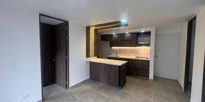Apartamento con 2 alcobas familiares más estudio o 3 alcoba, salón comedor, 2 baños completos cabinados, cocina integral , zona de ropas, lleno de luz natural y rodeado de verde.. Unidad ubicada en la estratégica zona de El Porvenir Rionegro, lo que lo convierte en una excelente opción para aquellos que buscan un lugar tranquilo, campestre y con fácil acceso a servicios, transporte público y cicloruta. Cerca al Centro Comercial San Nicolás, hospitales, Mall Río del Este, patinódromo, supermercados y colegios, ideal para aquellos que buscan comodidad y accesibilidad. Unidad en proceso de terminación de obra.