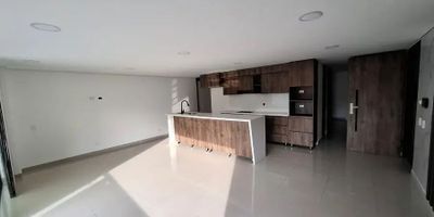 Para mayor información escribanos vía WhatsApp y uno de nuestros agentes inmobiliarios te atenderá.
Apartamento para estrenar con excelentes acabados en el sector de la castellana, cuenta con 3 habitaciones amplias 2 con closet y la principal con bestier y baño muy amplios, 3 baños.
cocina muy amplia y abierta con un mesón de 3 metros y mucho espacio de almacenaje, la zona de ropas esta separada de la cocina, sala comedor amplia con con una repisa para televisor de hasta 90 pulgadas, cuarto útil amplio y un parqueadero, dos balcones, el principal muy amplio,
Cerca al apartamento encuentras supermercados como la vaquita, D1, restaurantes, parques iglesias entre otros.
