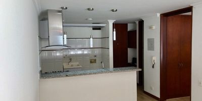 DISPONIBLE PARA ENERO 2026
Ubicado en Santa Paula, uno de los sectores más atractivos de Bogotá, encontramos un apartamento perfecto para quien busca comodidad y estilo. Con un diseño interior acogedor, un dormitorio brinda calidez. La cocina abierta invita a disfrutar cada momento mientras preparas tus platos favoritos, contando con  estufa a gas y calentador eléctrico.

La sala-comedor  ideal para relajarse después de un largo día. Además, el edificio cuenta con control de acceso, todo un sistema automatizado para el ingreso.  No hay que olvidar el parqueadero cubierto y el depósito que adicionan un plus indudable de practicidad. 

Este apartamento es la oportunidad perfecta para vivir en una de las zonas más dinámicas de la ciudad. No pierdas esta oportunidad. Pide tu visita ya!
