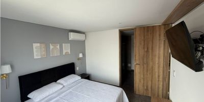 Apartaestudio Exclusivo y Totalmente Equipado 

Disfruta de la comodidad de un apartamento de lujo con todos los muebles incluidos, diseñado para una mudanza sin estrés. Servicios públicos muy económicos y administración cubierta.

Detalles de Lujo:


 
 Interior: Espacios inteligentemente distribuidos (cocina, sala, dormitorio, walking closet y baño).
 
 
 Ubicación: Estratégica, a unos pasos del Centro Comercial Viva y con excelente acceso a toda la ciudad.
 


Vive como en un Hotel con Estas Amenidades:


 
 Ocio: Impresionante piscina en el quinto piso, terraza rooftop y lobby de lujo.
 
 
 Trabajo y Ejercicio: Gimnasio SMARFIT, zona de coworking y ascensor.
 
 
 Seguridad y Confort: Parqueadero privado, recepción y vigilancia permanente.
 


 

