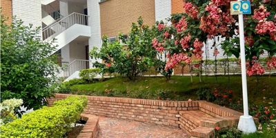 VENTA DE APARTAMENTO CAÑAVERAL CONJUNTO CERRADO COD:1114

▪️AREA : 75 M2 .
▪️REMODELADO 
▪️3 HABITACIONES CON CLOSET 
▪️2 BAÑOS .
▪️SALA , COMEDOR .
▪️COCINA INTEGRAL 
▪️ZONA DE ROPAS 
▪️PARQUEADERO COMUNAL TECHADO

ZONA SOCIAL :

CANCHA MULTIPLE , JUEGOS INFANTILES , KIOSCO , SENDEROS 


 ADMINISTRACION :$ 260 MIL PESOS .
 PRECIO : $ 340 MILLONES 


INFORMES: 3015948700 - 3003681081
