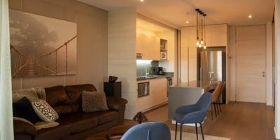 Para mayor información escribanos vía WhatsApp y uno de nuestros agentes inmobiliarios te atenderá.
vende apartamento de 76 metros en el edificio en el alto de las palmas.
dos habitación con dos baños completos.
Ubicado a solo 10 minutos del Poblado, rodeado de un entorno campestre, vista a bosque, con especiales atractivos en sus zonas sociales como : salones para eventos, Bar, Gimnasio, Cancha de squash, Piscina / Jacuzzi / Turco, Salón de juegos, Family lounge, BBQ, Sky lounge, Zonas verdes con parque infantil.
cerca al mall indiana, viva las palmas, mall lemont, supermercados, restaurantes.
Zona de alta valorización.
