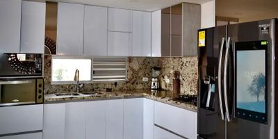 Para mayor información escribanos vía WhatsApp y uno de nuestros agentes inmobiliarios te atenderá.
Apartamento exterior en venta cerca a parques, supermercados, centro comerciales, rutas de transporte publico y servicios complementarios.
Piso en porcelanato, sala comedor independiente, 3 alcobas con baño en la principal, cocina integral cerrada, zona de ropa, balcon y paqueadero independiente cubierto.
