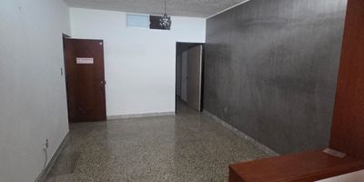 Se arrienda apartaestudio en Cabecera. Ubicado en la carrera 31 # 51a-29, es un primer piso, cuenta con habitacion, 1 baño, zona de ropas, parqueadero, ascensor y vigilancia 24 horas. Es un espacio cómodo, seguro y perfecto para una persona o pareja. 