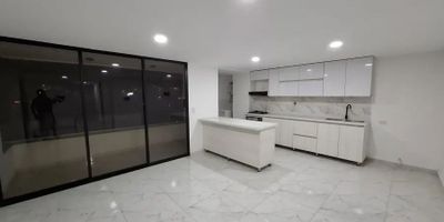 Para mayor información escribanos vía WhatsApp y uno de nuestros agentes inmobiliarios te atenderá.
Hermoso apartamento para estrenar en un excelente punto de la ciudad de Medellín (Barrio conquistadores) se encuentra cerca a el centro comercial Unicentro, universidad bolivariana, avenida 33, avenita Nutibara, tiene muy buenas rutas de trasporte público.
El apartamento cuenta con un balcón amplio, 3 habitaciones, 2 baños, balcón en la parte trasera, acabados de lujo.
