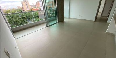 Apartamento en arriendo ubicado en Altos del Limon, quinto piso, cuenta con área de 98m2, tres habitaciones, tres baños, balcón, estudio amplio, parqueadero subterraneo, el conjunto cuenta con piscina, salon social, parque infantil, parqueadero de visitantes y vigilancia las 24h; Cerca al boulevard de Buenvaista, Cc Mall Plaza.

El valor incluye la administración.
