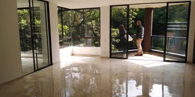 Para mayor información escribanos vía WhatsApp y uno de nuestros agentes inmobiliarios te atenderá.
 apartamento en zona exclusiva de Medellin Barrio conquistadores Laureles ,con area de 140mts2. Consta de 3 alcobas con closet y baño,3 balcones con vista a arboles ,2 parqueaderos y 2 cuartos útiles zona de ropa Amplia, pisos en Mármol y baños remodelados.
Esta cerca al C.
c Unicentro, universidad pontificia Bolivariana ,Centro administrativo la Alpujarra  
