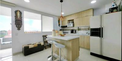 Para mayor información escribanos vía WhatsApp y uno de nuestros agentes inmobiliarios te atenderá.
Apartamento ubicado en edificio, única torre, ubicado en el tradicional barrio Conquistadores, a pocos metros del Centro Comercial Unicentro, UPB y Parques del Rio.
Septimo piso con vista al sol naciente, edificio con distribución de apartamento con piso con servicio de ascensor.
Disfruta de un apartamento con la cocina abierta integrada al área social, un balcón para tomar café mañana y tarde, tres habitaciones muy luminosas, dos baños familiares, baño social y estudio.
